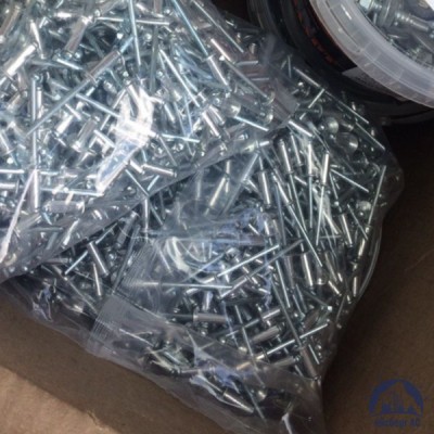 Заклёпка пластиковая нажимная черная 5х6,5 мм с шляпкой купить в Минске